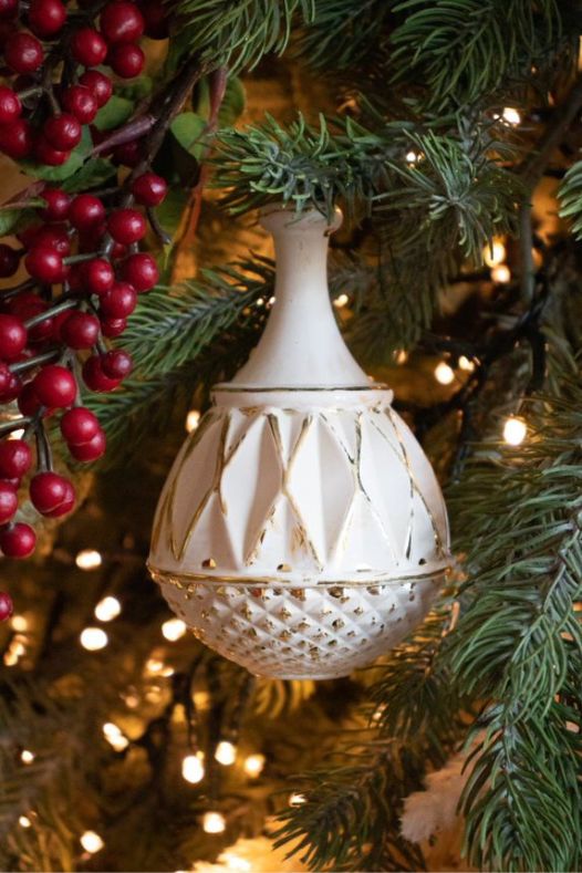 Ornement de Noël antique blanc crème dans un sapin - Décors Véronneau