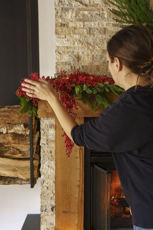 Guirlande de baies rouges pour Noël sur un foyer - Décors Véronneau