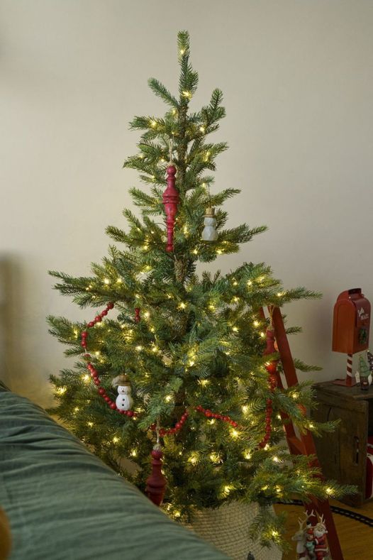Sapin de Noël artificiel d'ornements rouges - Décors Véronneau