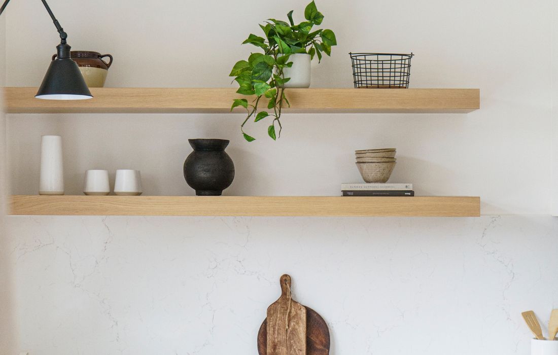 Home decor trends with hanging plants on shelf - Décors Véronneau