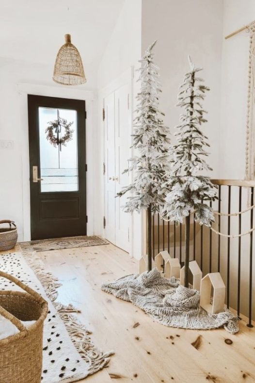 Sapin de Noël blanc alpin enneigé près d'une porte d'entrée - Décors Véronneau