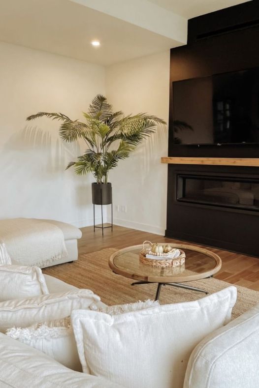 Palmier artificiel intérieur dans un salon avec foyer - Décors Véronneau