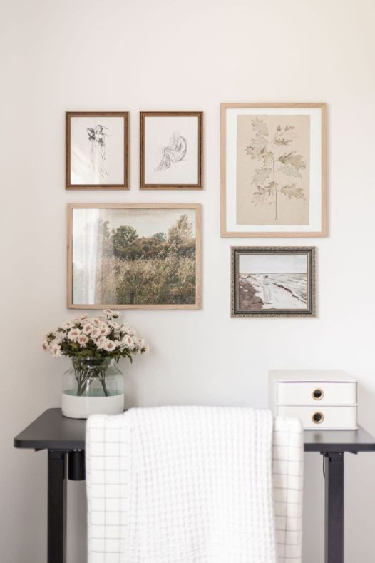 Bureau avec cadres et vase de marguerites - Décors Véronneau
