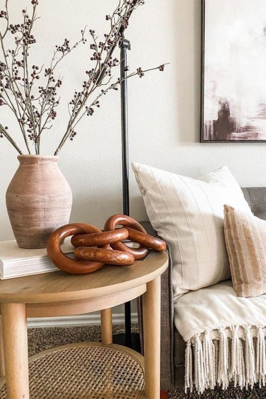 Branches de baies dans un vase au salon avec table décorée - Décors Véronneau