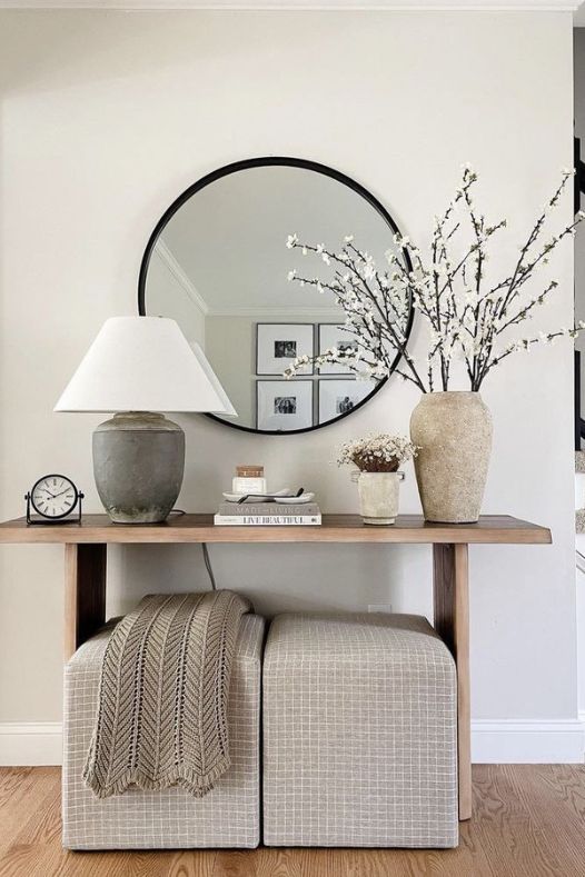 Branches de cerisier en vase sur un meuble d'appoint - Décors Véronneau