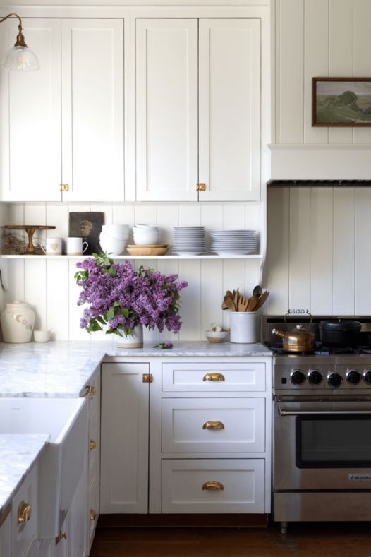 Cuisine blanche avec vase de lilas mauves - Décors Véronneau