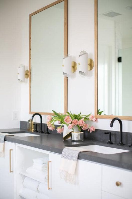Tulipes en vase dans une salle de bain aux miroirs dorés - Décors Véronneau