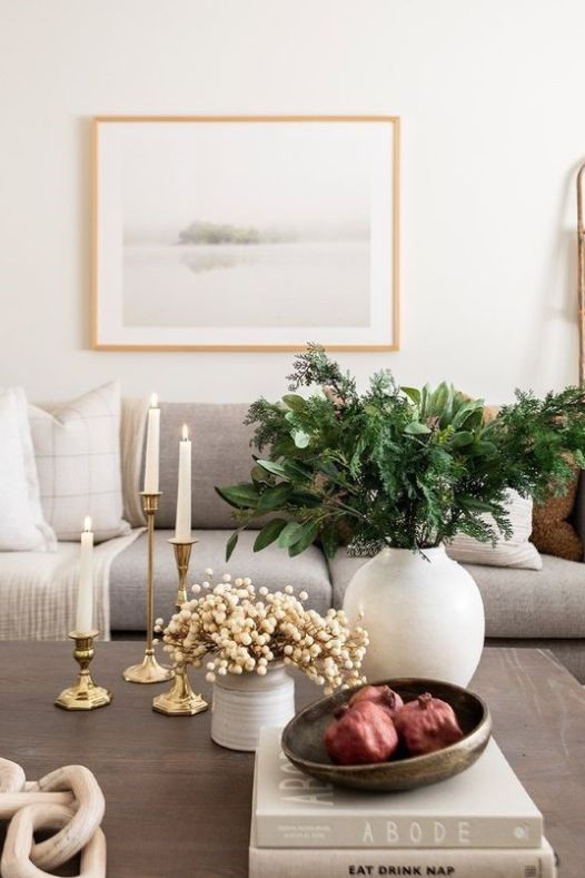 Salon avec vase et branches de sapin - Décors Véronneau