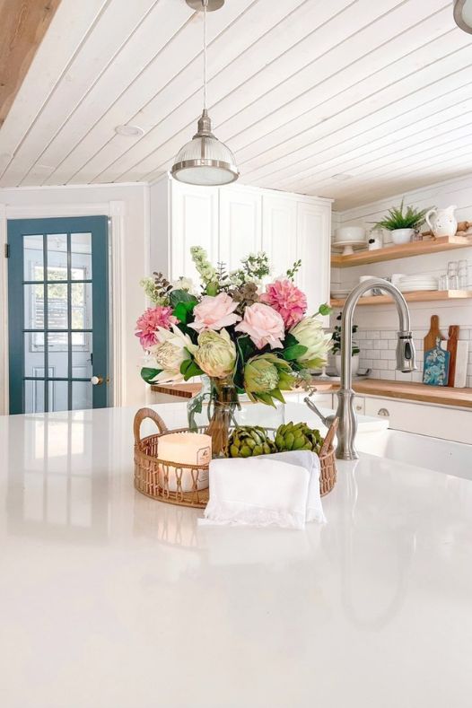 Comptoir de cuisine avec bouquet de fleurs roses dans un vase en verre - Décors Véronneau