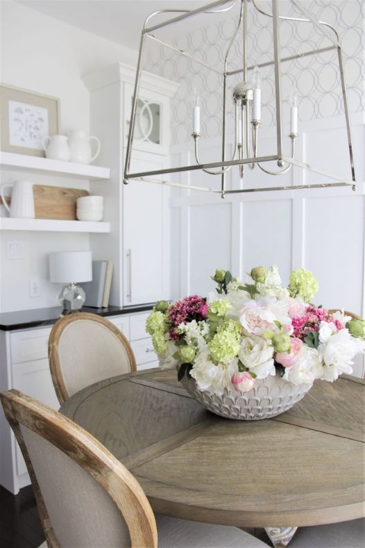 Table en bois avec luminaire et centre de table floral rose et vert - Décors Véronneau