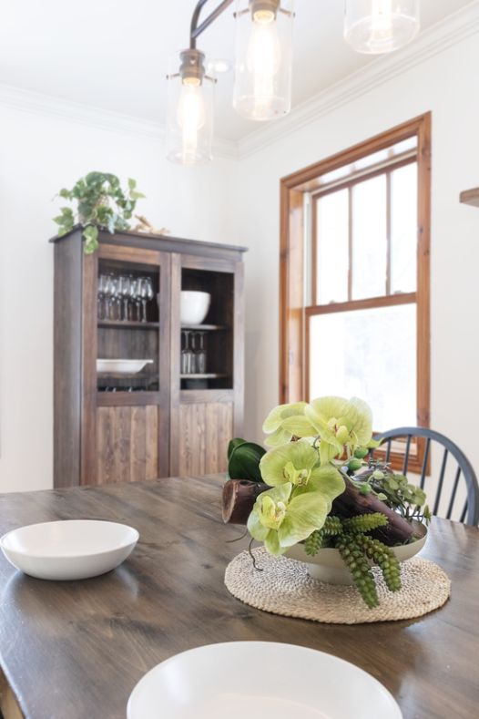 Centre de table avec orchidée jaune vert sur une table à manger - Décors Véronneau