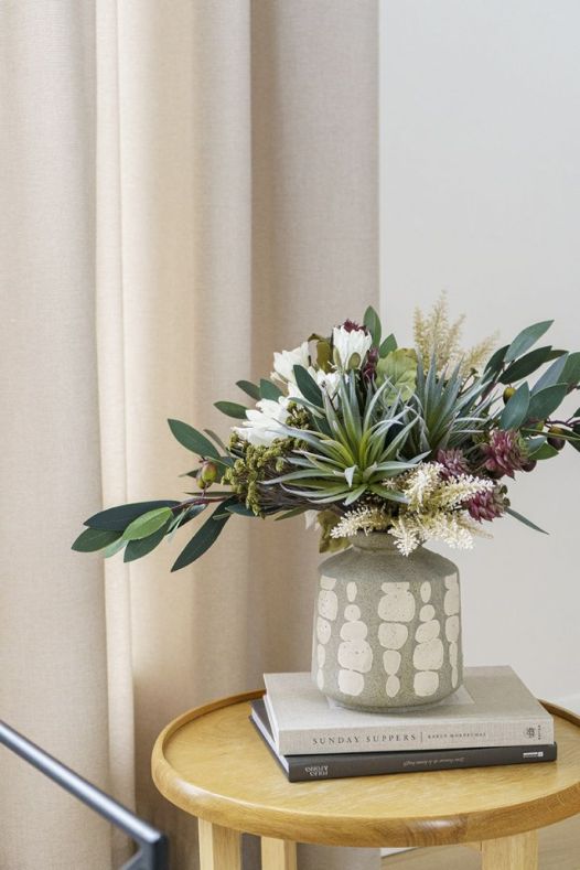 Vase en terre cuite avec branches d'olivier, pampas, roses et plantes grasses - Décors Véronneau