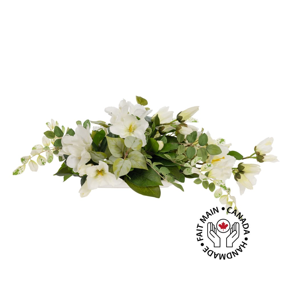 Centre de table avec fleurs blanches et feuillage, 6 x 21" - Décors Véronneau