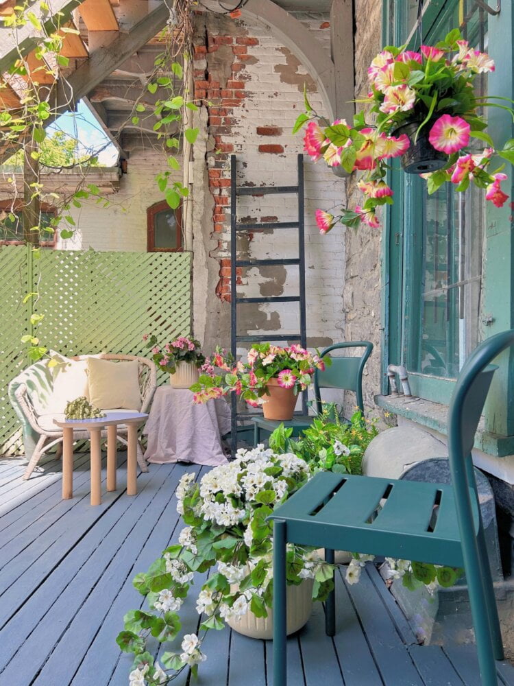 Jardinière suspendue de pétunias artificiels - Décors Véronneau