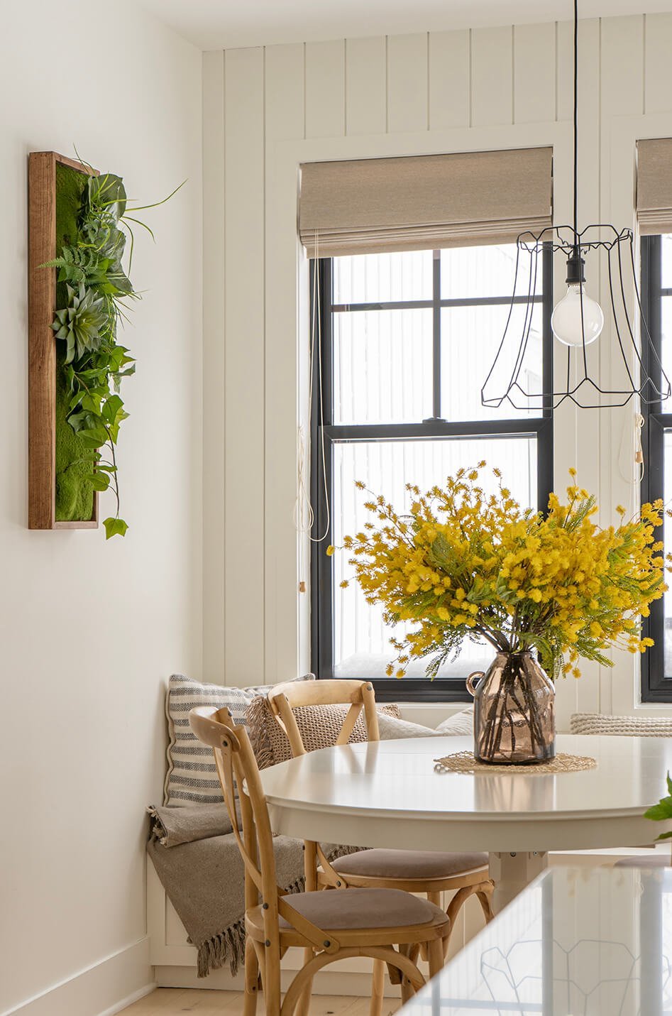 Bouquet de mimosa et mur végétal - Décors Véronneau