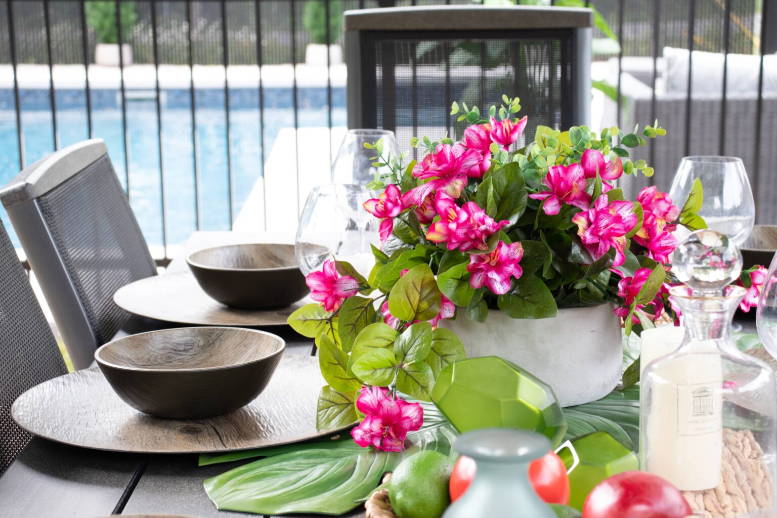 Centre de table d'azalées roses pour le jardin - Décors Véronneau