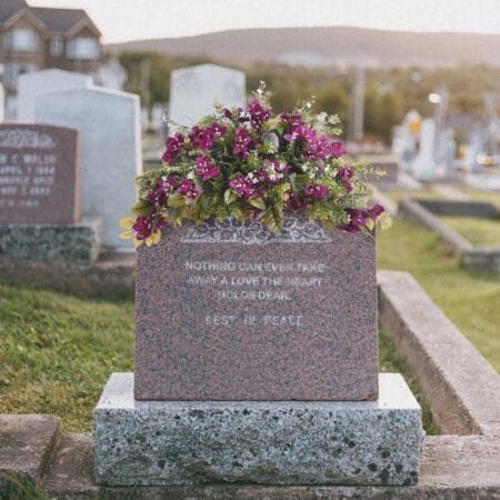 Purple bougainvillea funeral arrangement for grave - Décors Véronneau