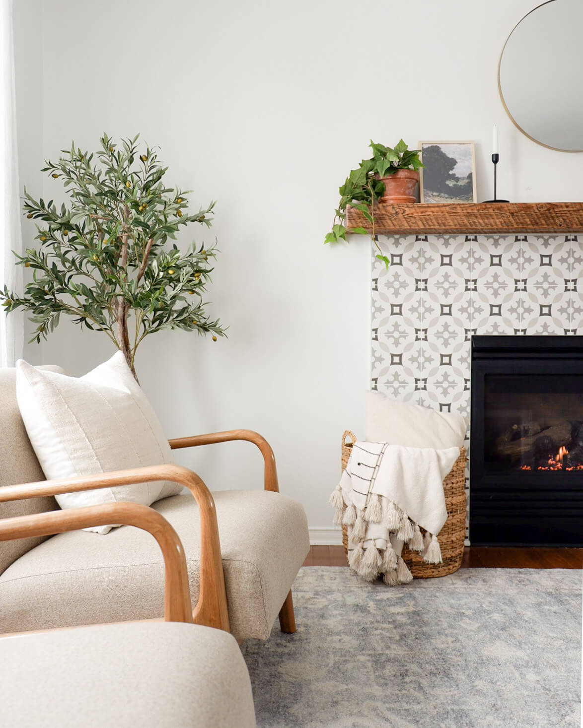 Olivier-fait-main-dans-salon - Décors Véronneau