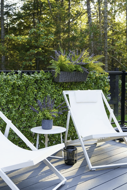 Balcon avec treillis de feuillage, chaise blanche et jardinière de lavande - Décors Véronneau