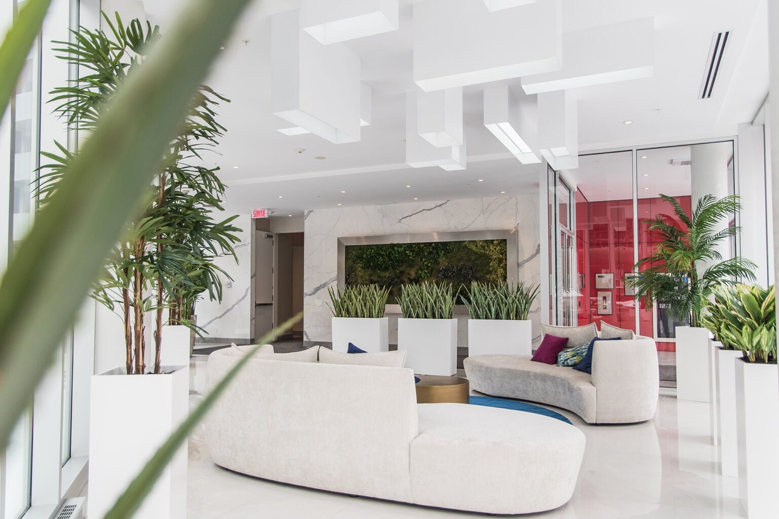 Plantes artificielles en pots disposées en trio ou en duos dans l'espace commune de ces Condos. - Décors Véronneau