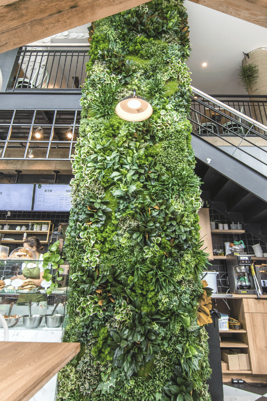 Mur végétal artificiel commercial dans un restaurant - Décors Véronneau