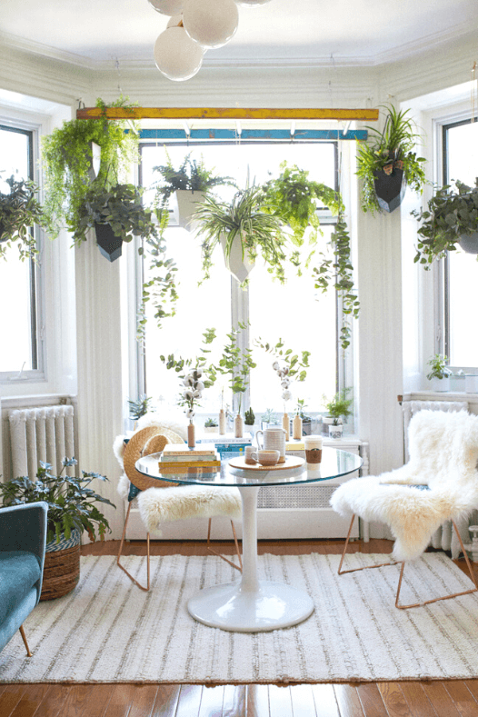 Plantes suspendues artificielles dans une salle à diner - Décors Véronneau