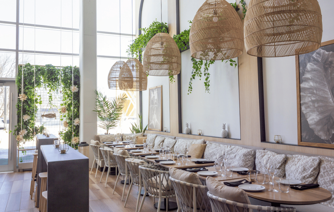 Restaurant district gourmet avec plantes artificielles - Décors Véronneau