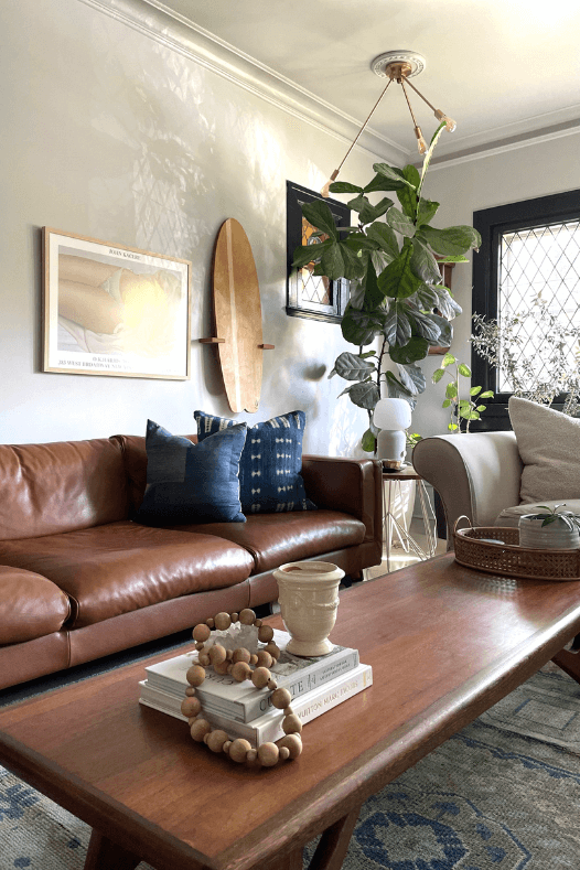 Salon avec plante artificielle - Décors Véronneau