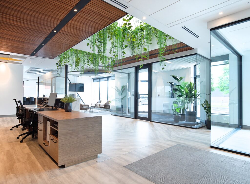 Retombée de verdure et ajout de plusieurs plantes artificielles en pot - Décors Véronneau