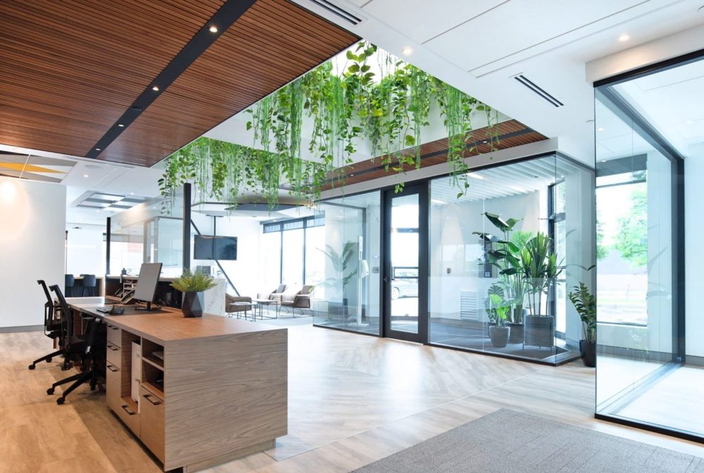 Retombée de verdure et ajout de plusieurs plantes artificielles en pot - Décors Véronneau