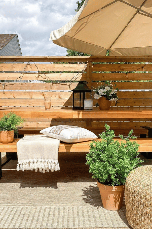 Balcon extérieur avec plantes vertes artificielles - Décors Véronneau