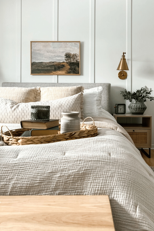 Chambre avec lit et tableau - Décors Véronneau