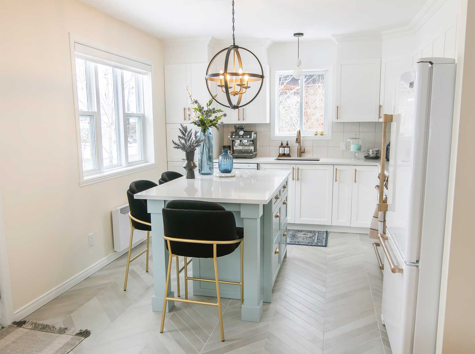 Cuisine blanche design par Jessica Locas Design - Décors Véronneau