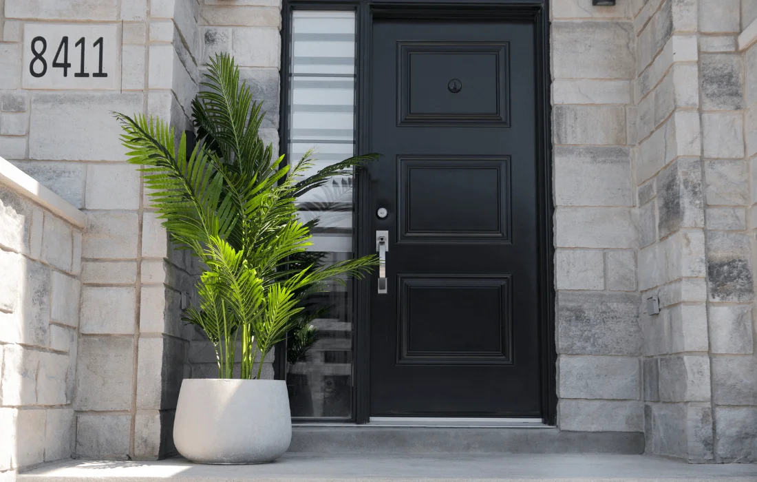 Palmier areca artificiel extérieur devant porte d'entrée noire - Décors Véronneau