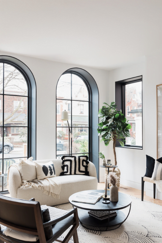 Ficus lyrata dans un salon avec fenêtres noires - Décors Véronneau