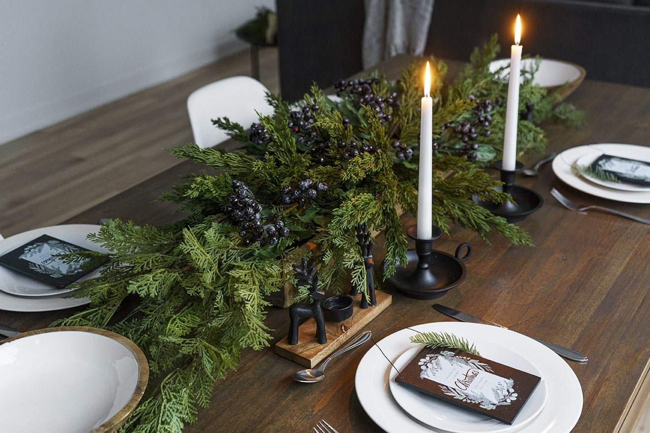 Centre de table de sapinage artificiel et autres verdures - Décors Véronneau