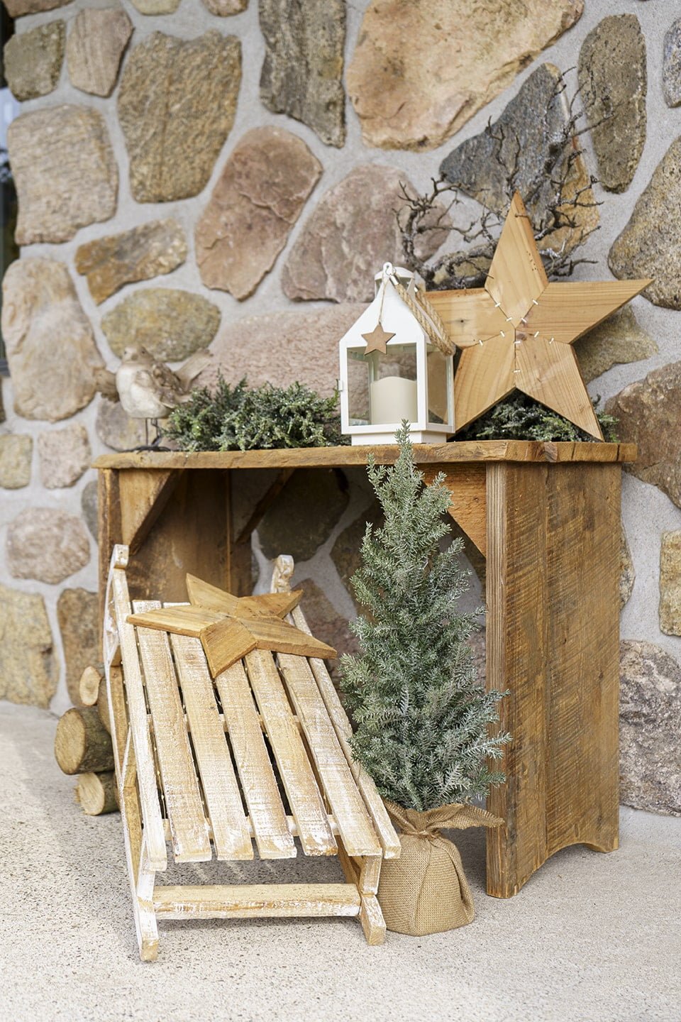 Décor de Noël extérieur champêtre avec décorations en bois, lanterne et sapinage - Décors Véronneau