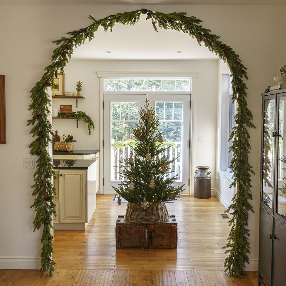 Sapin de Noël Norfolk vu d'une arche dans une maison - Décors Véronneau