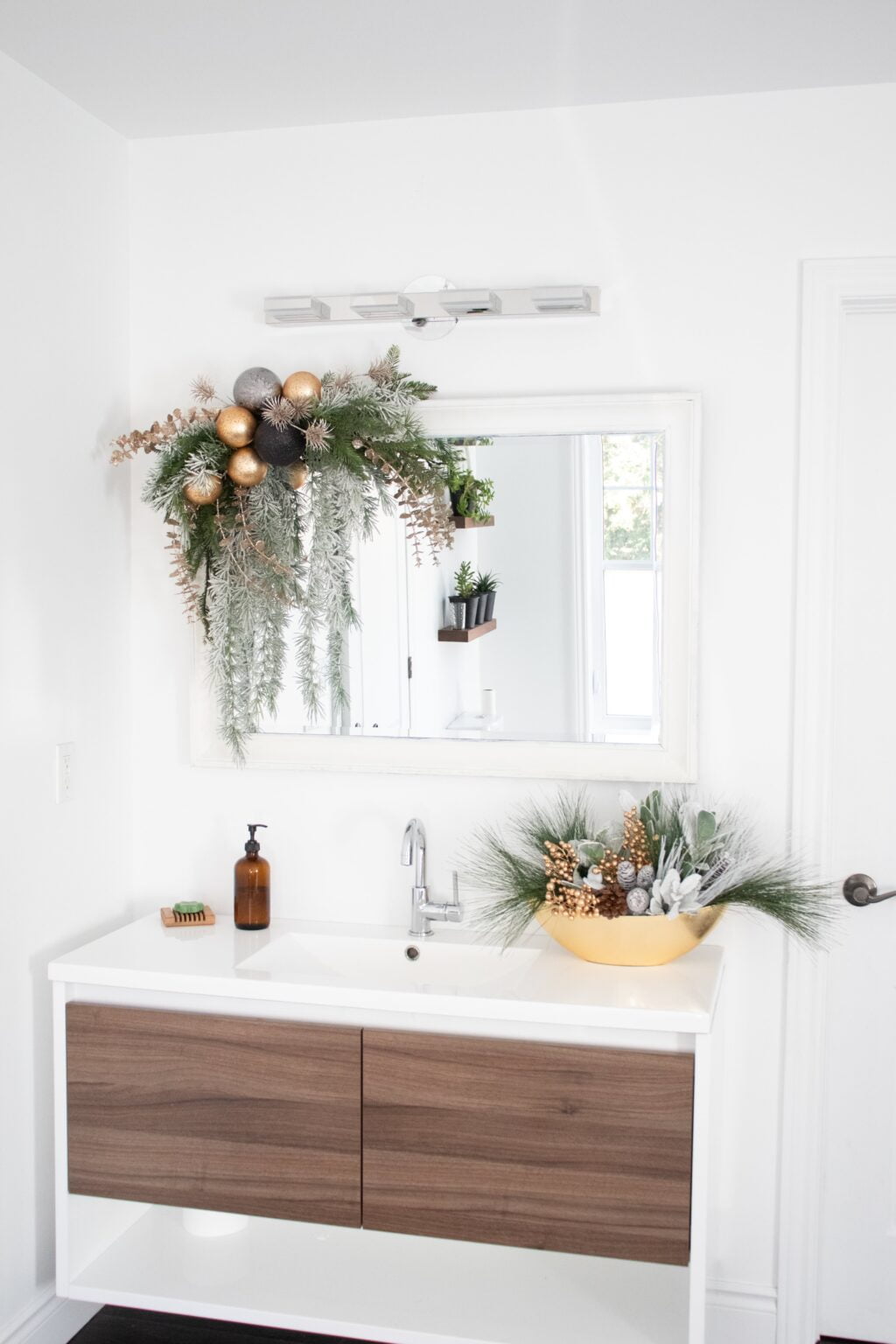 Gerbe fait sur mesure pour décorer un miroir de salle de bain pour les Fêtes - Décors Véronneau
