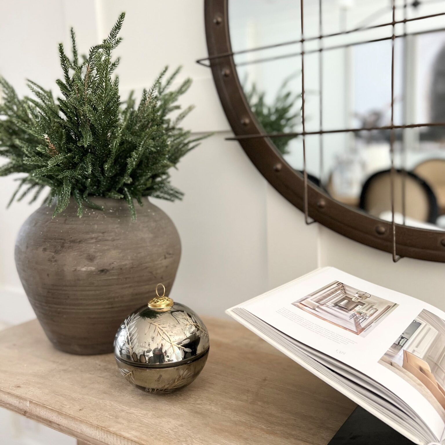 Table console avec sapinage artificiel en vase - Décors Véronneau