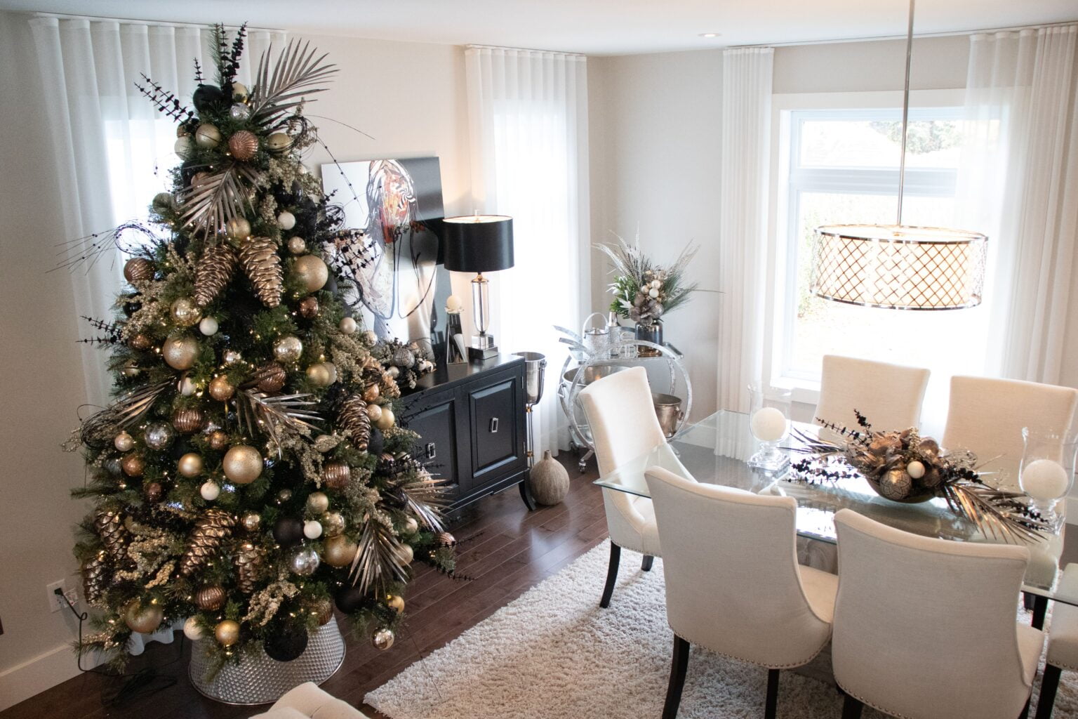 Sapin de Noël de style chic dans une aire ouverte - Décors Véronneau