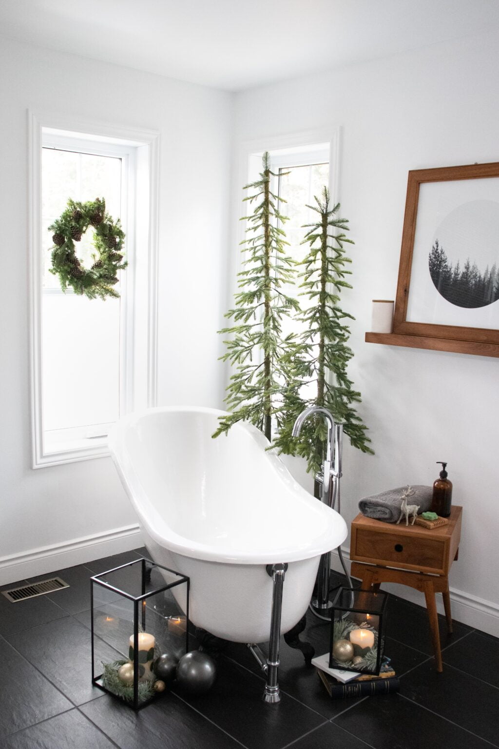 Sapins de Noël alpins dans une salle de bain monochrome - Décors Véronneau