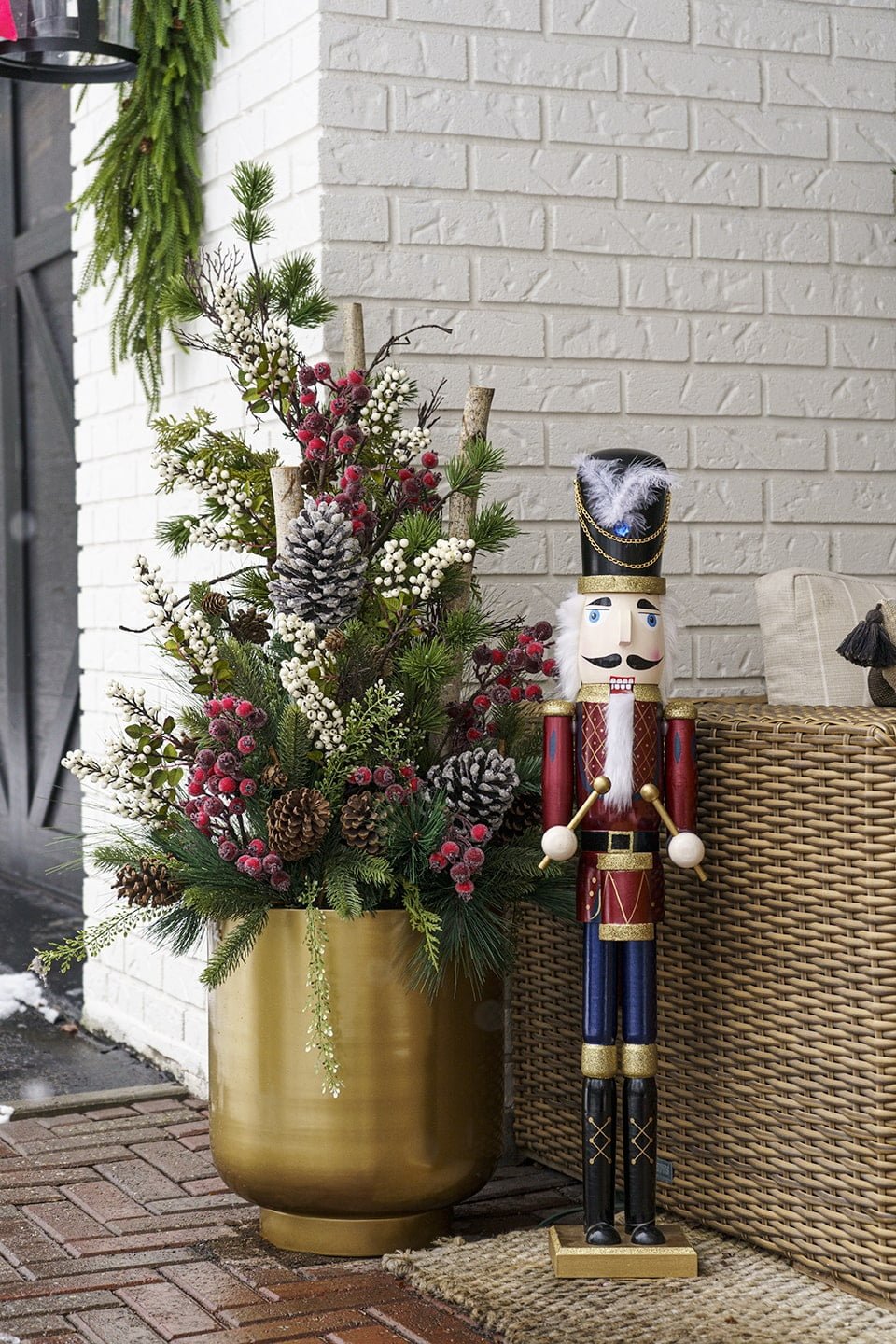 Grand casse-noisette et création féérique de Noël devant une maison - Décors Véronneau