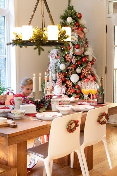 Sapin de Noël rouge et blanc avec table de Noël festive - Décors Véronneau