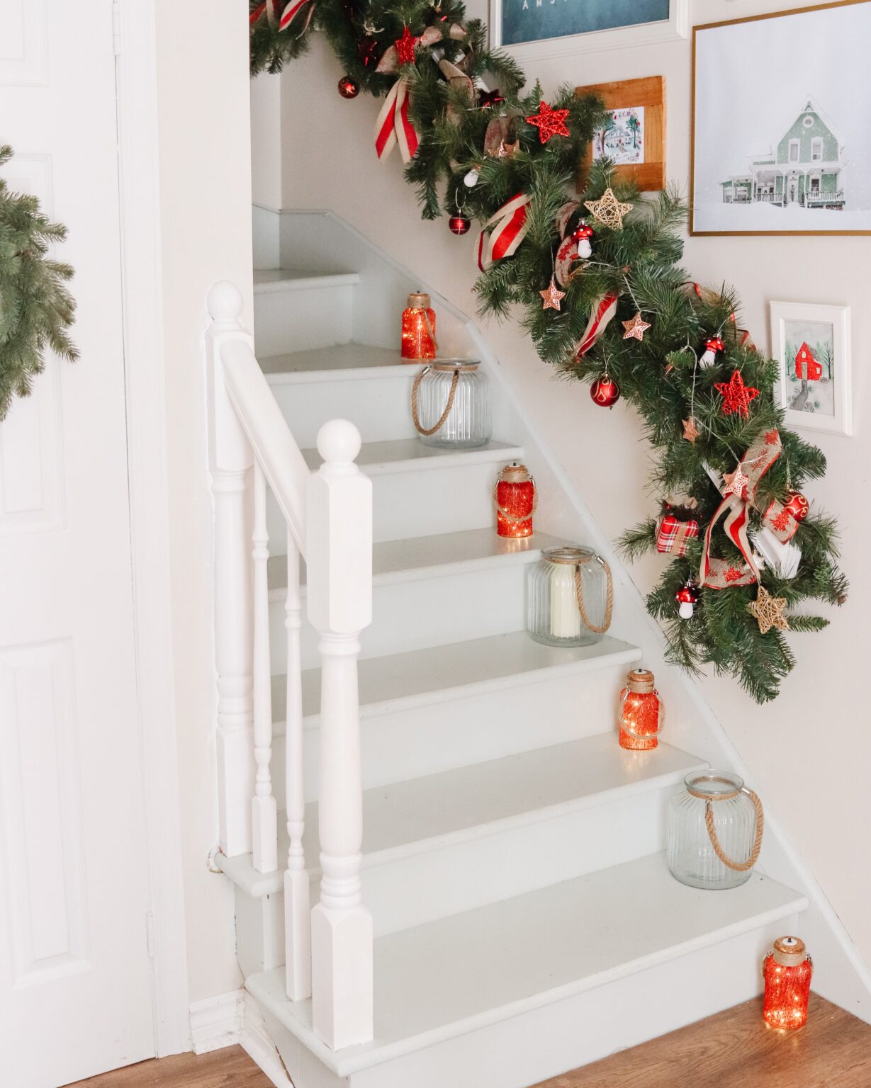 Guirlande de Noël décorée sur une rampe d'escalier - Décors Véronneau