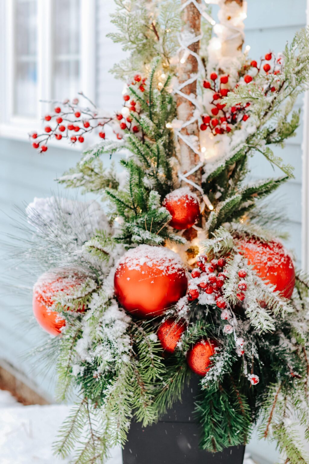 Arrangement de bouleaux illuminés avec boules de Noël et baies rouges. - Décors Véronneau