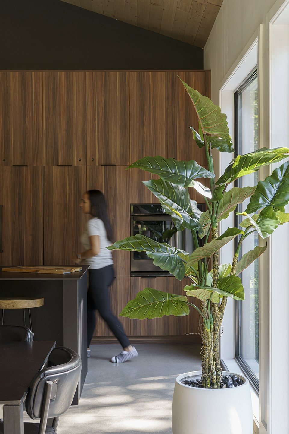 grand anthurium artificiel dans un cache-pot blanc - Décors Véronneau