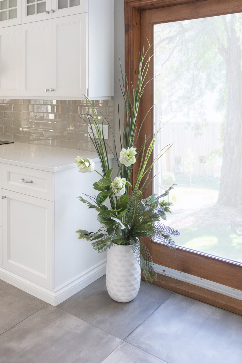 Grand arrangement floral composée de fleurs artificielles blanches et vertes. - Décors Véronneau