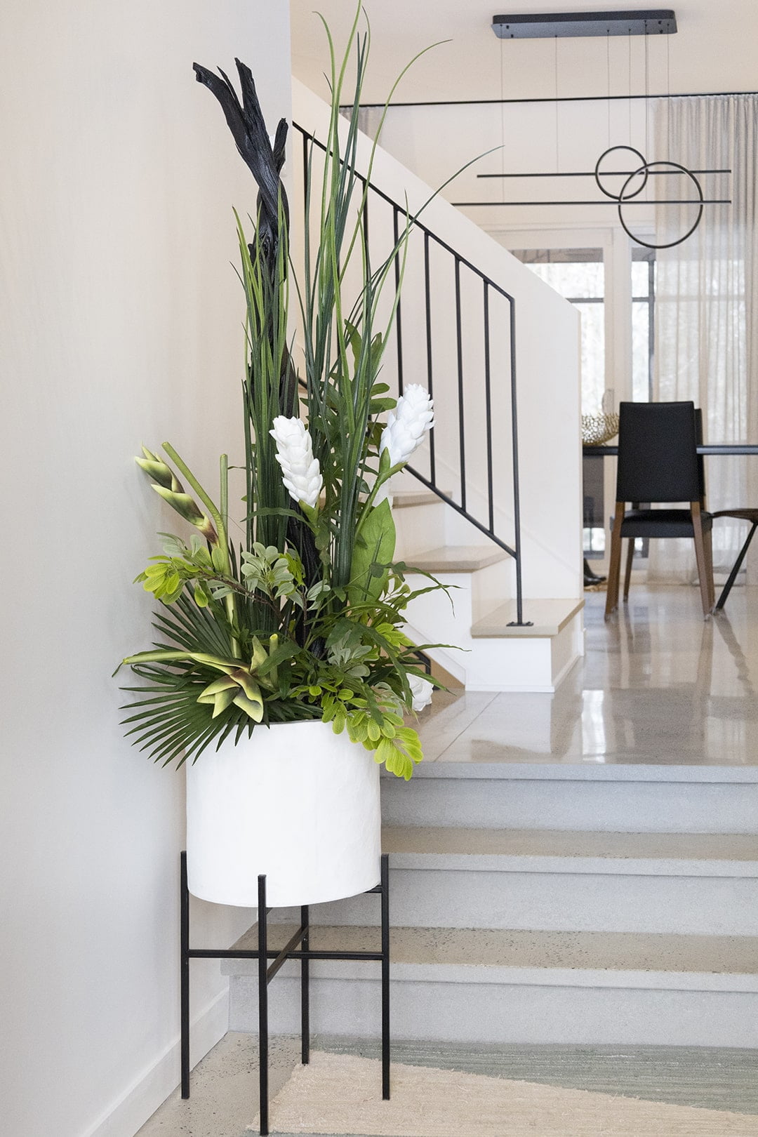 arrangement floral tropical entrée maison - Décors Véronneau