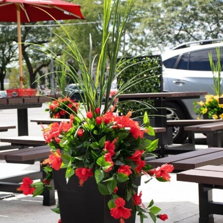 Jardinière extérieure d'hibiscus rouge artificiel, 50'' - Décors Véronneau